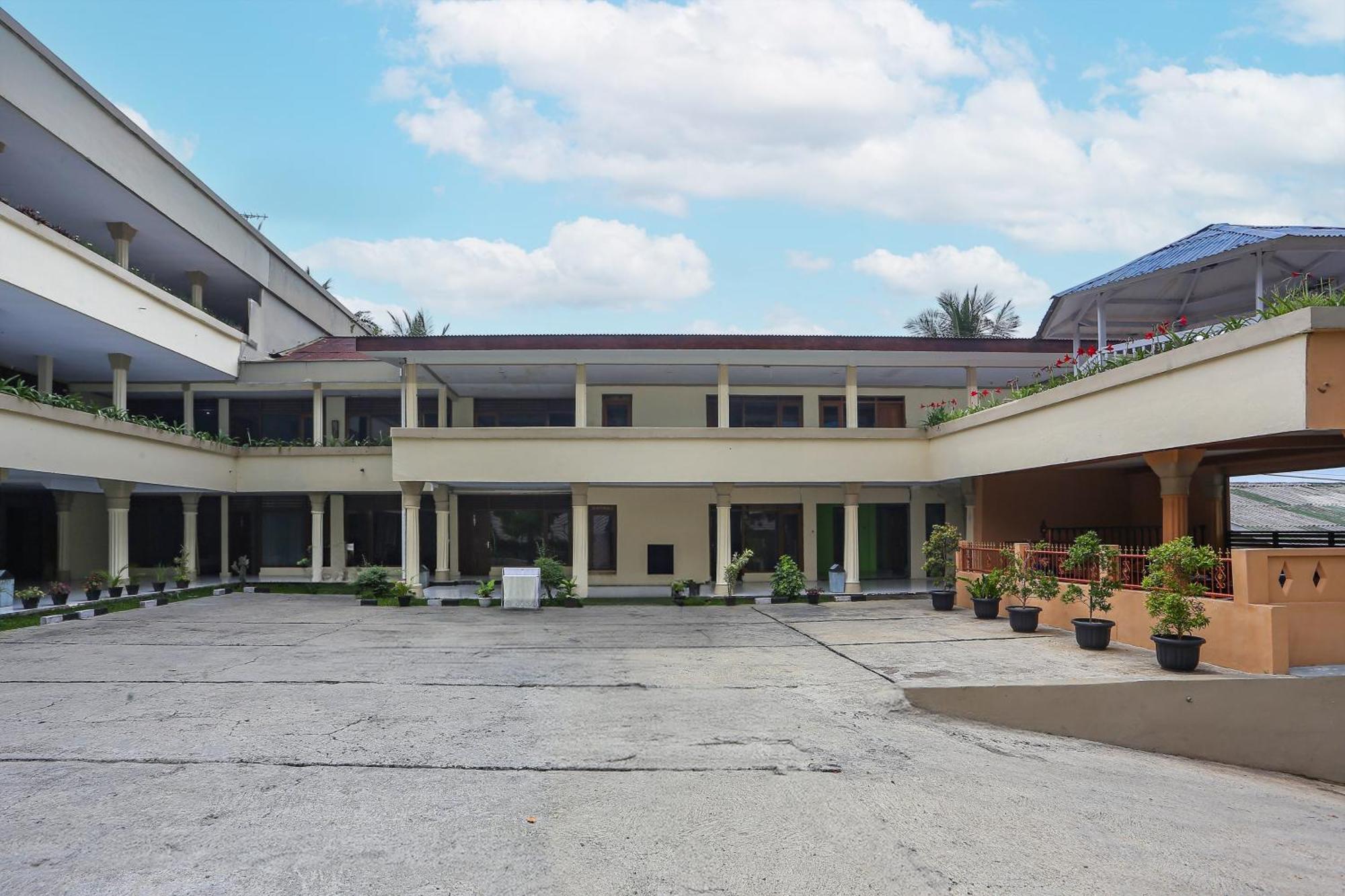 Capital O 93349 Hotel Gondangdia بوكور المظهر الخارجي الصورة